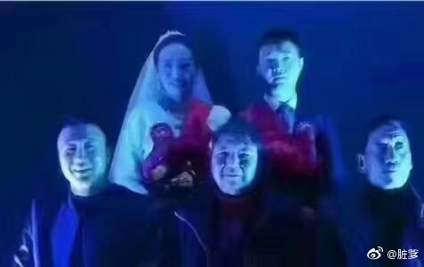 五十岁大妈鬼步舞,女子带领50岁大妈跳鬼步舞
