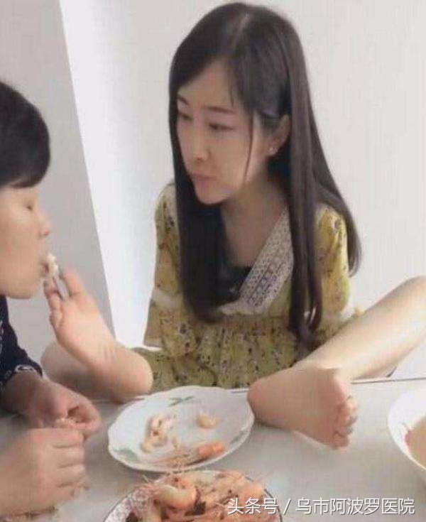 看准现代人的懒散！女生“代客剥虾”月入五位数