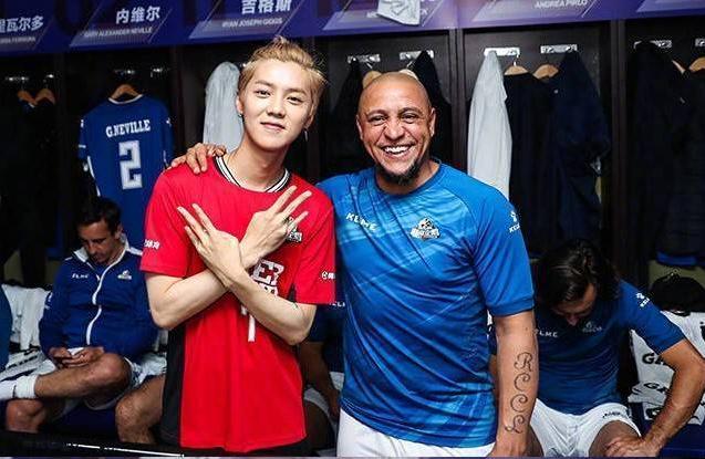 鹿晗带关晓彤看足球比赛,鹿晗在足球场与关晓彤踢球