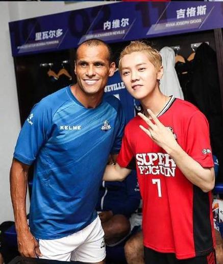 鹿晗带关晓彤看足球比赛,鹿晗在足球场与关晓彤踢球