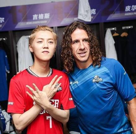鹿晗带关晓彤看足球比赛,鹿晗在足球场与关晓彤踢球