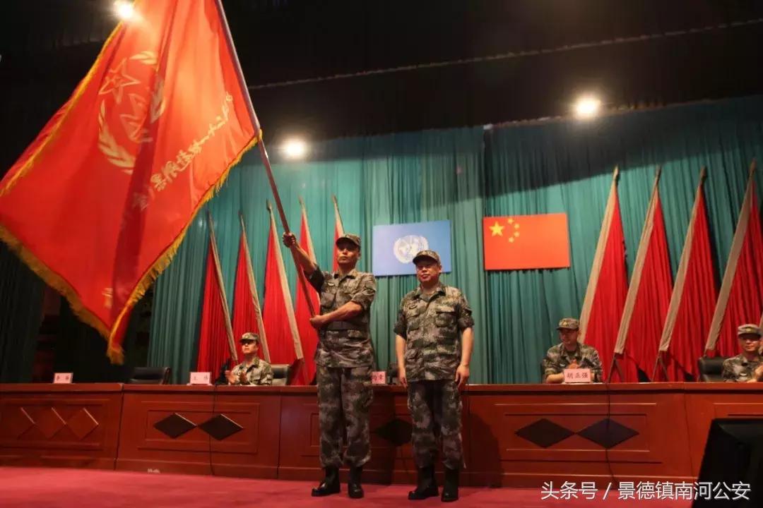 中国军人在危险面前从不退缩,在危险面前中国军人无所畏惧