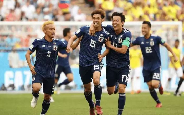 日本男足太太团亚洲杯,足球女模特助阵亚洲杯高清图片