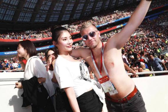 别样世界杯：刘语熙“反向神预测”，徐冬冬现场看球被生扑