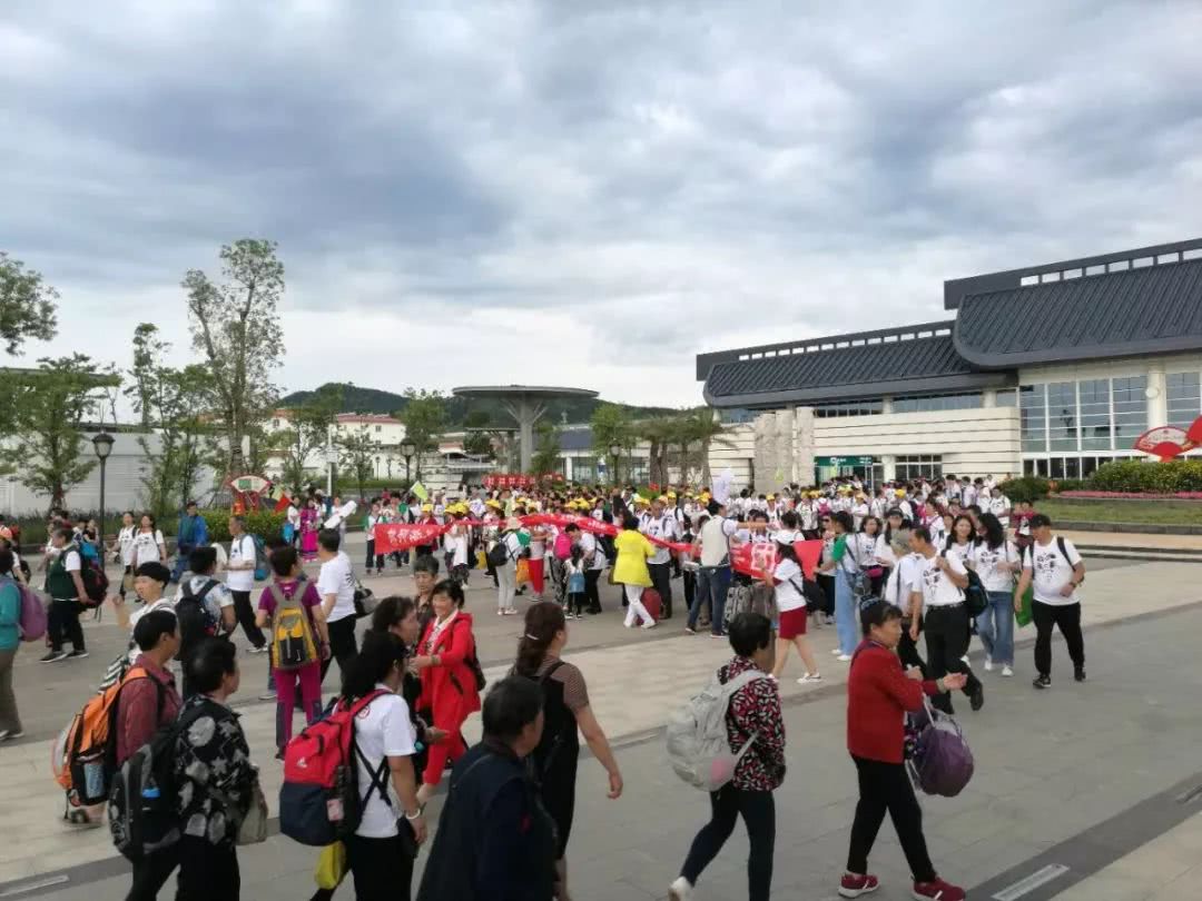大理首发团乘昆楚大高铁昨日抵达普者黑