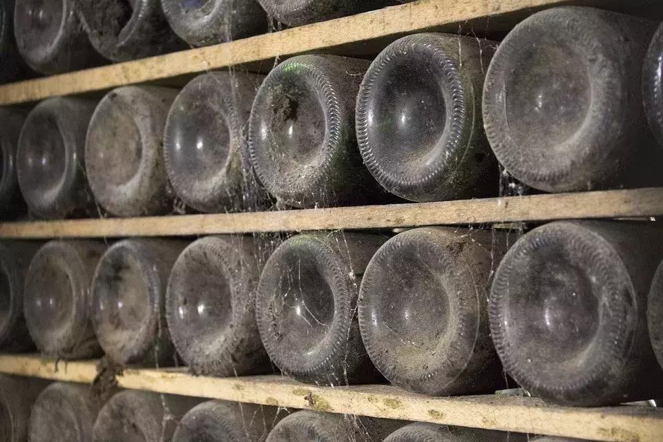 2019年罐装的红酒会过期吗,贴标红酒为什么不能喝