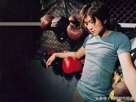 背起吉他的谢霆锋，才是我们记忆中的那个谢霆锋！