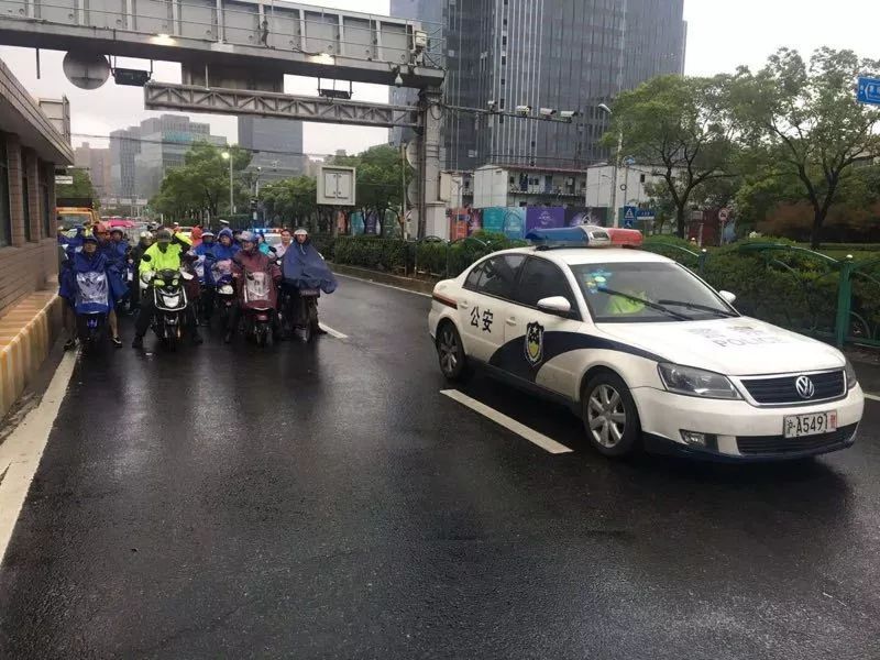 面对台风我们严阵以待,迎战台风交警巡逻