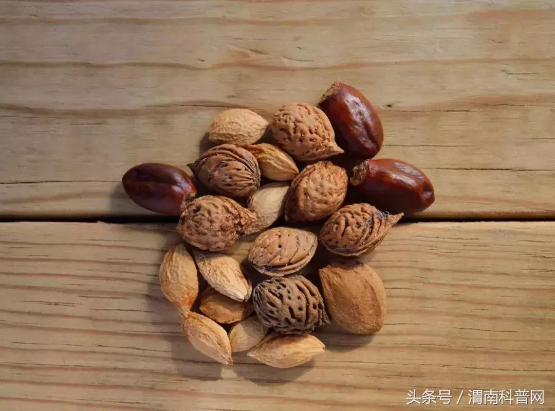 发霉食物伤肾、致癌，去掉坏的还能吃？