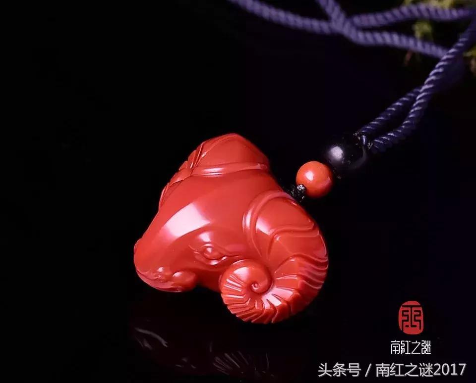 哪些属相能够佩戴南红在右手,南红和鸡翅木珠子戴哪更招财辟邪