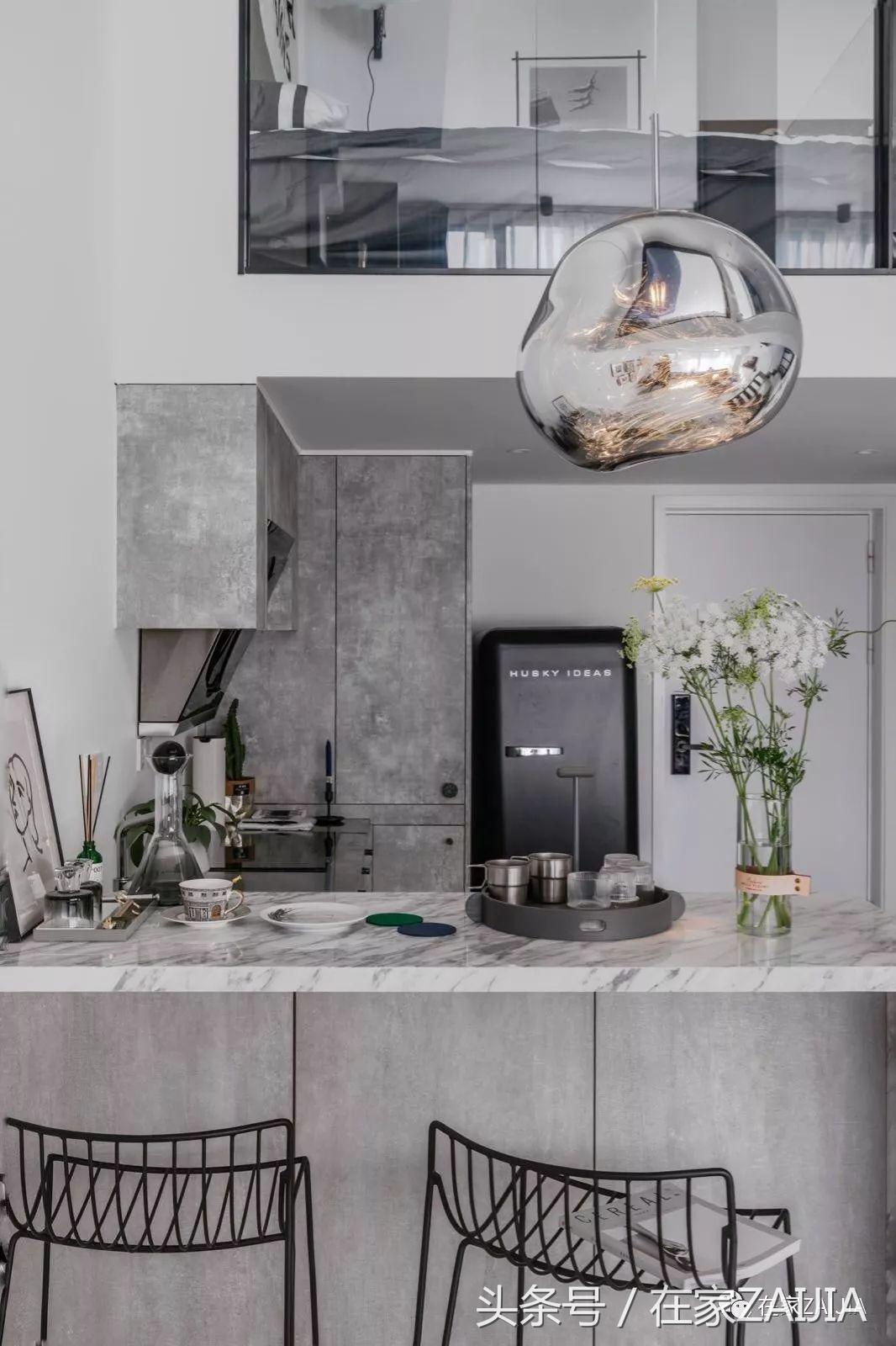 客厅正中放餐桌好吗,客厅放个大大的楼梯间