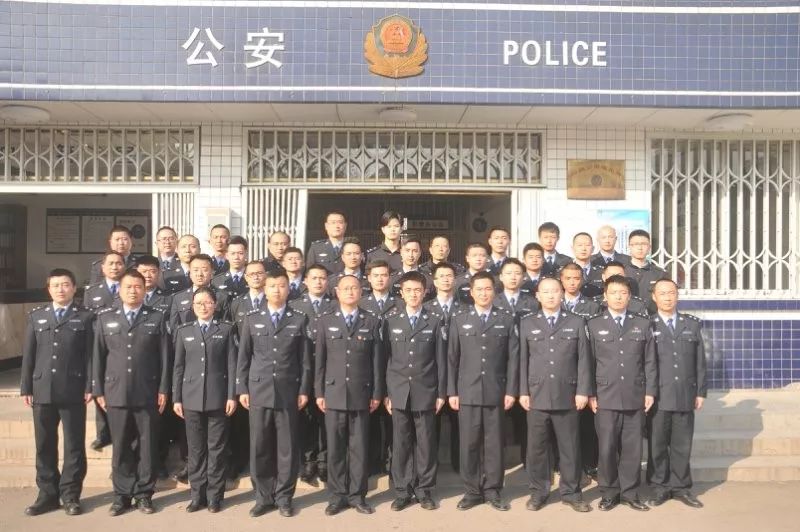 全城鸣笛送牺牲英雄回家,全城出租车送别牺牲民警