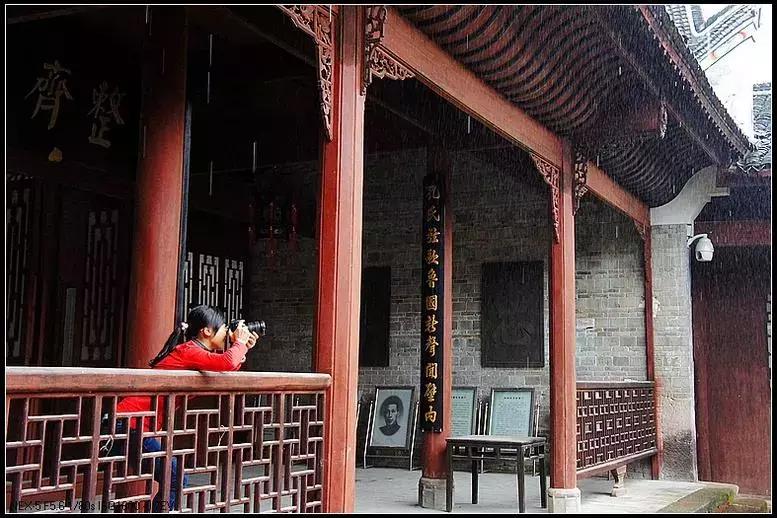 围屋里的桃花,房子前边院墙外有桃花好吗