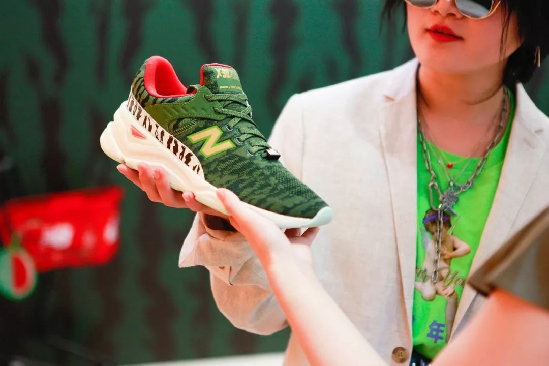 潮闻快食TravisScottxAF1再爆新联乘，ABATHINGAPE发售在即