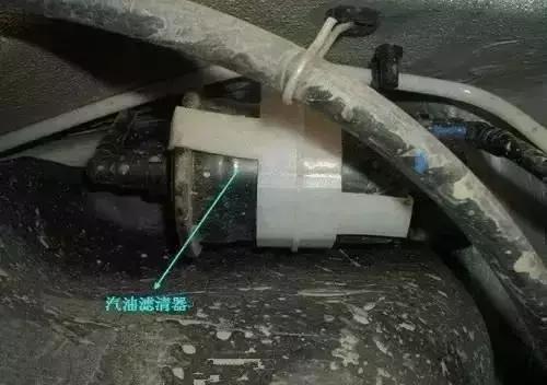 汽车发动机舱各部位名称图解,汽车发动机舱布局图解