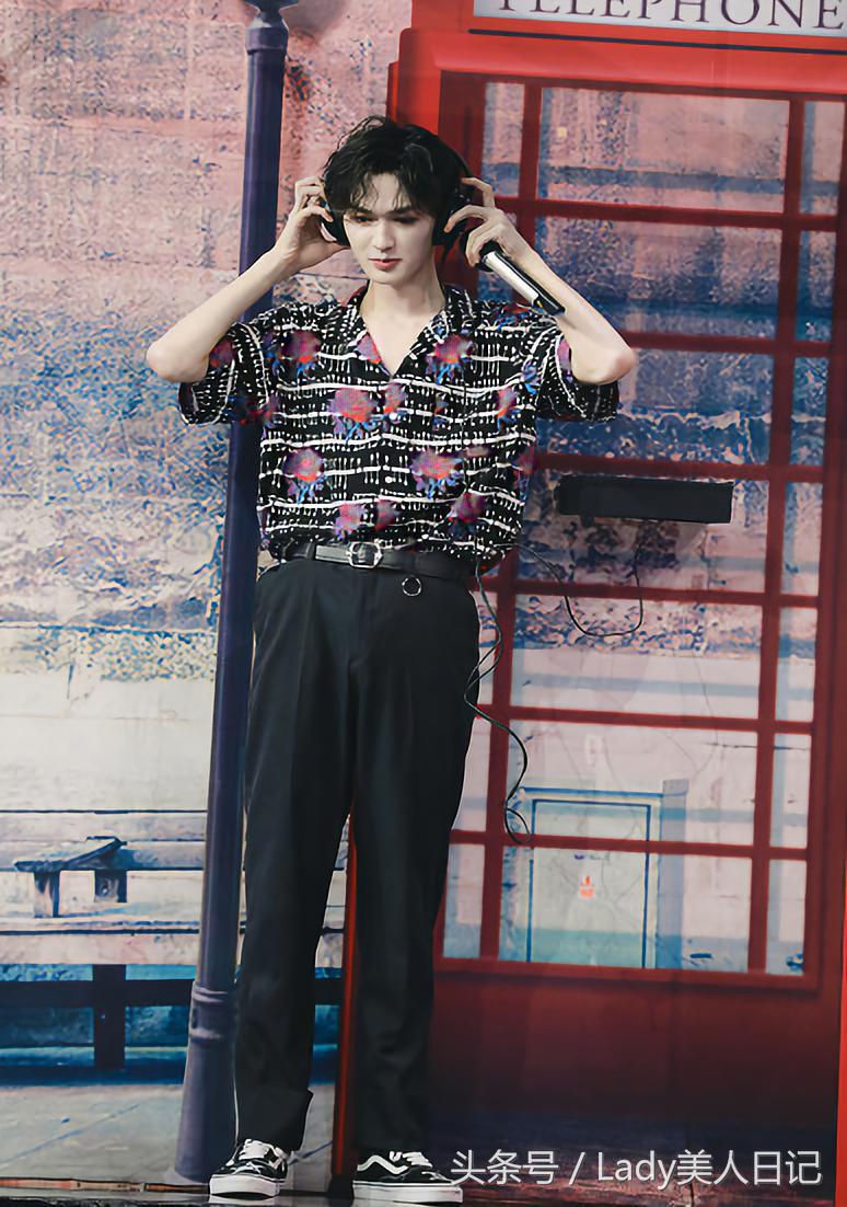 王源蓝色格子衬衫,王源王牌蓝色衬衫