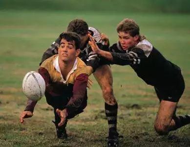 踢足球用英语说playingfootball,和老外说英语能够听懂吗