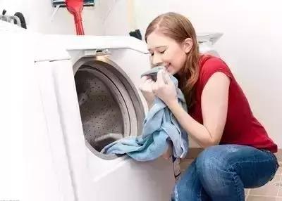 红色衣服染上黑色怎么洗掉妙招,衣服不管染上什么如何清洗