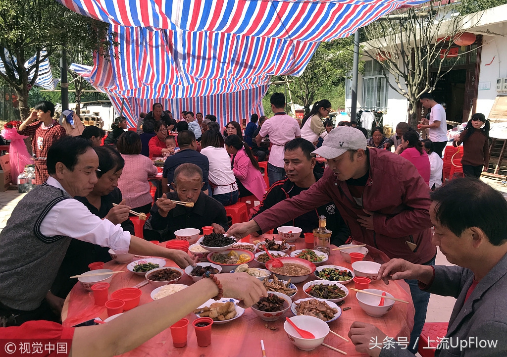 2000多个县城里，人们在忙于打发时间