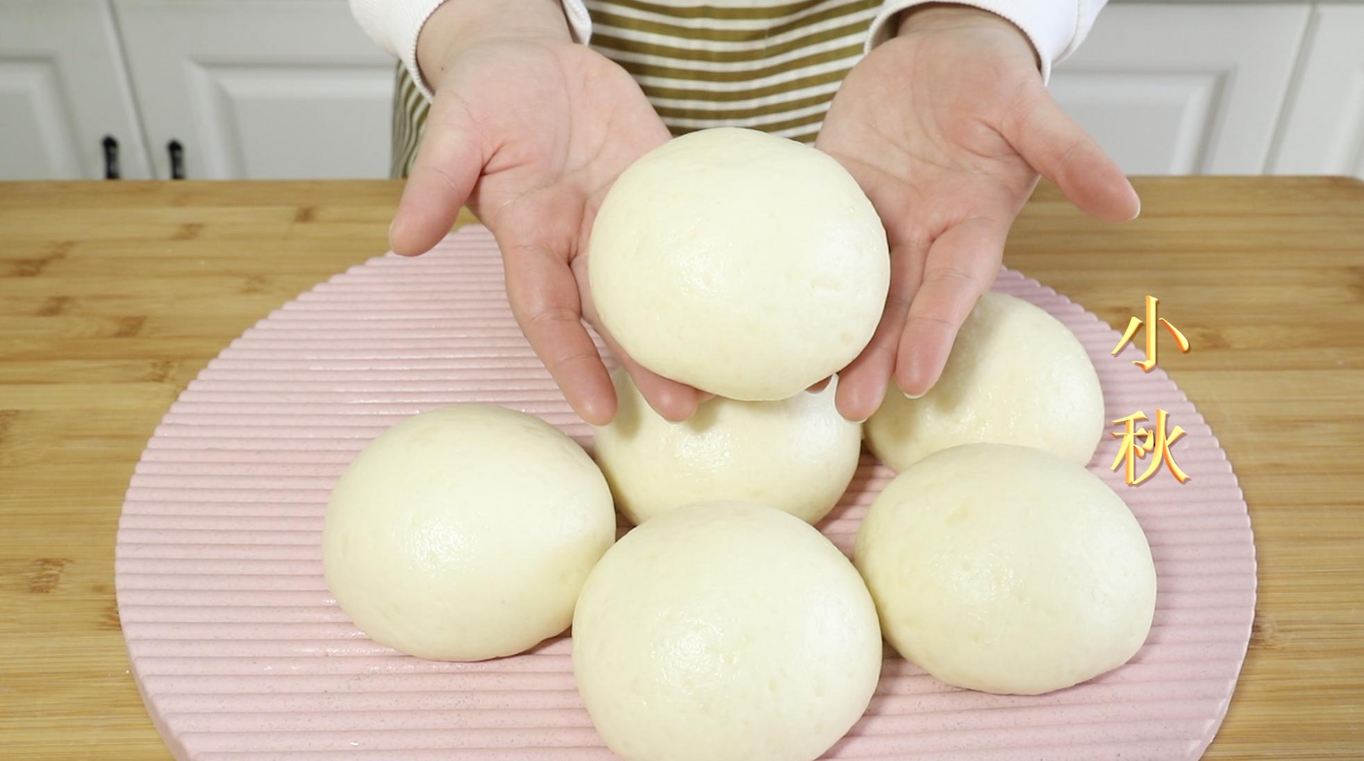 用开水烫面做馒头，是老一辈蒸馒头的方法，不发面个个暄软回甘