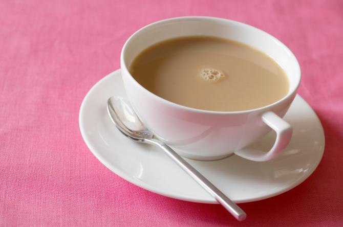 英国首相鲍里斯拍视频晒生活不料泡茶小细节遭群嘲