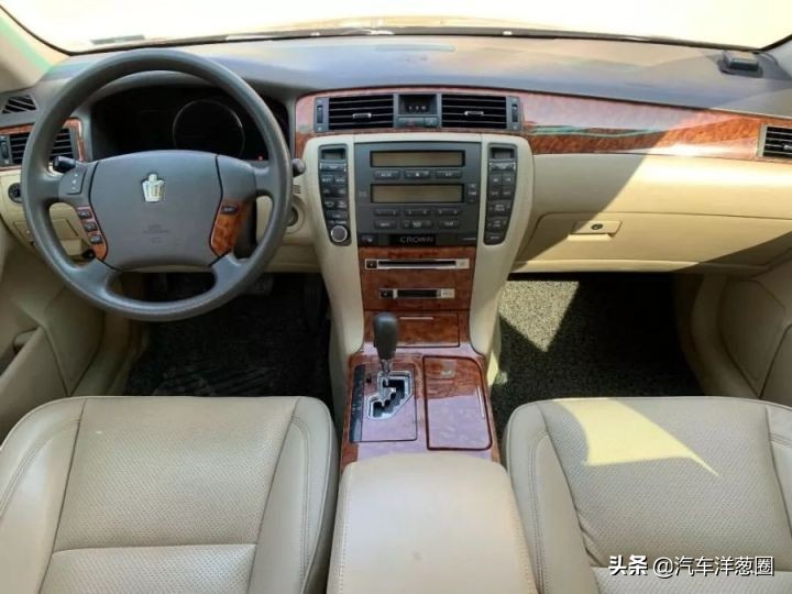 皇冠和雅阁哪个更值得入手,9万皇冠