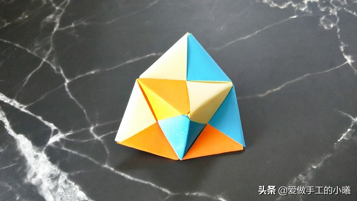 好玩的折纸旋转陀螺有一点点复杂,不用胶水就能够折的陀螺