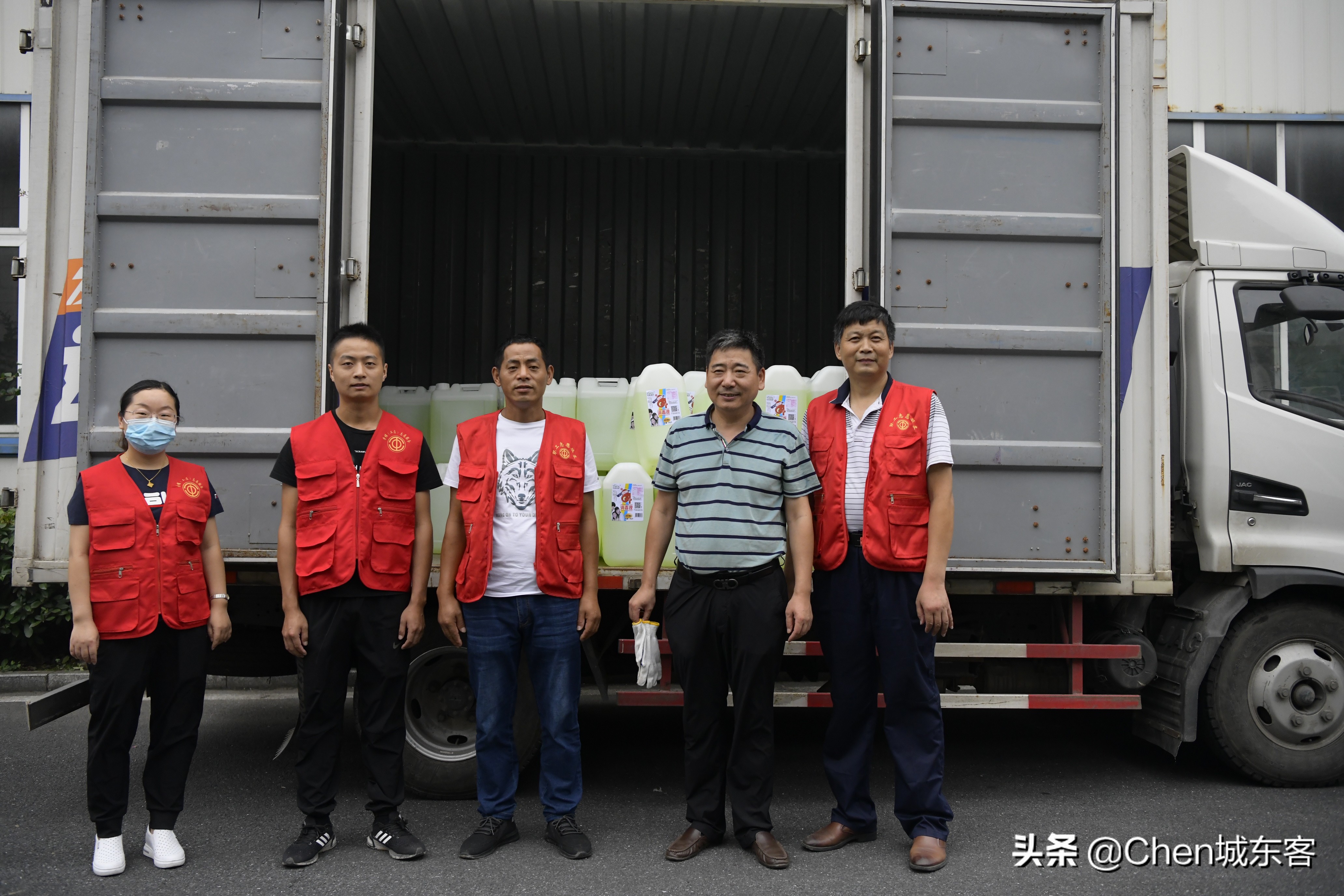 爱心志愿者捐赠传递雷锋精神,爱心捐赠涌春潮守望相助抗疫情