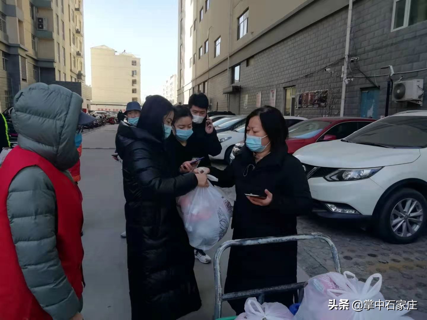 将生活日用品送到家门口 石家庄社区物业志愿者联手保民生