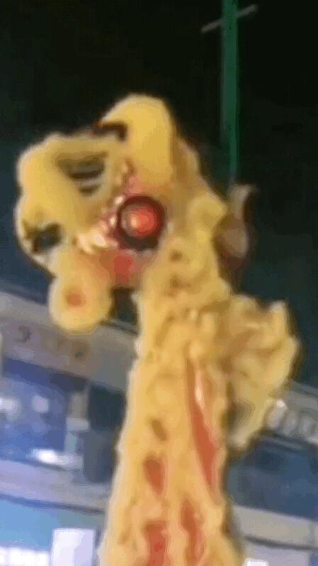 搞笑GIF:女朋友问我是什么，我说是洗衣粉，她怎么把我拉黑了？
