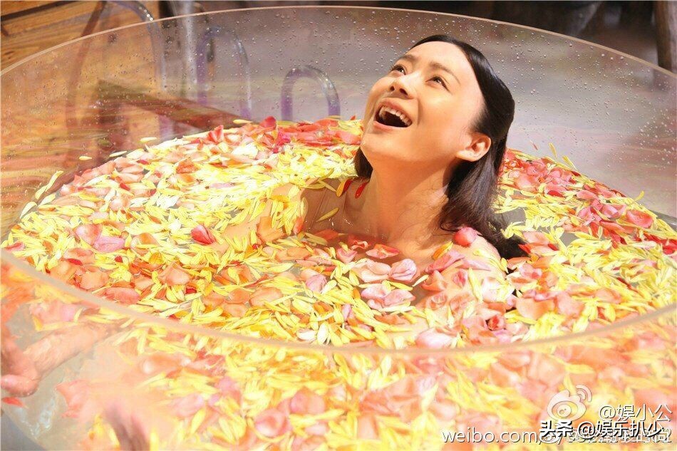 袁姗姗录节目再显低情商，这次全网黑只怪她自己