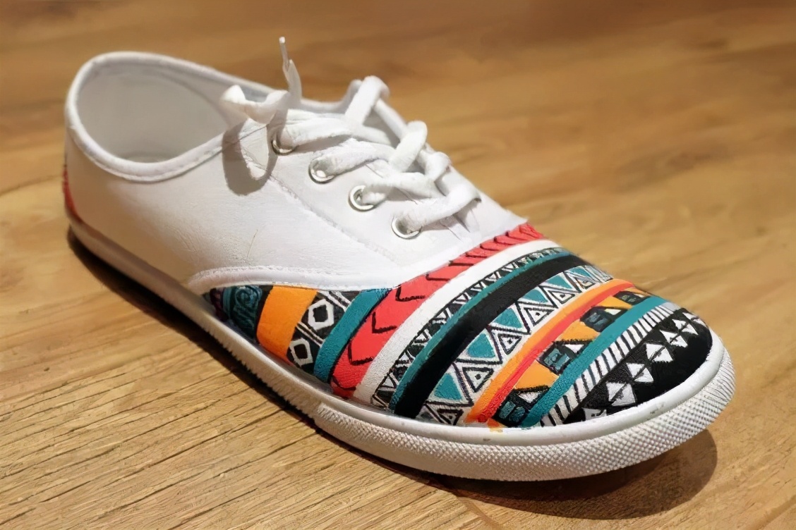 穿腻了小白鞋能够这样来改造,教你把小白鞋变潮流