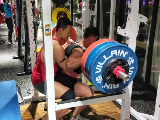 183cm福州翘臀哥走红网络，5个动作，让你男人味十足