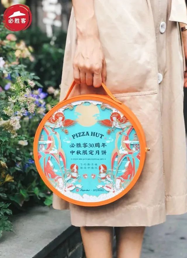 卡姿兰x必胜客的“下午茶”主题彩妆包装，梦回爱丽丝