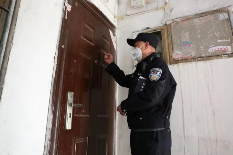 隔离疫情不隔绝温度与服务,隔离不隔爱执勤交警送药暖人心