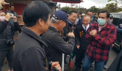 疫情延烧台湾政客最“怕死”，蔡英文见王金平都不敢握手