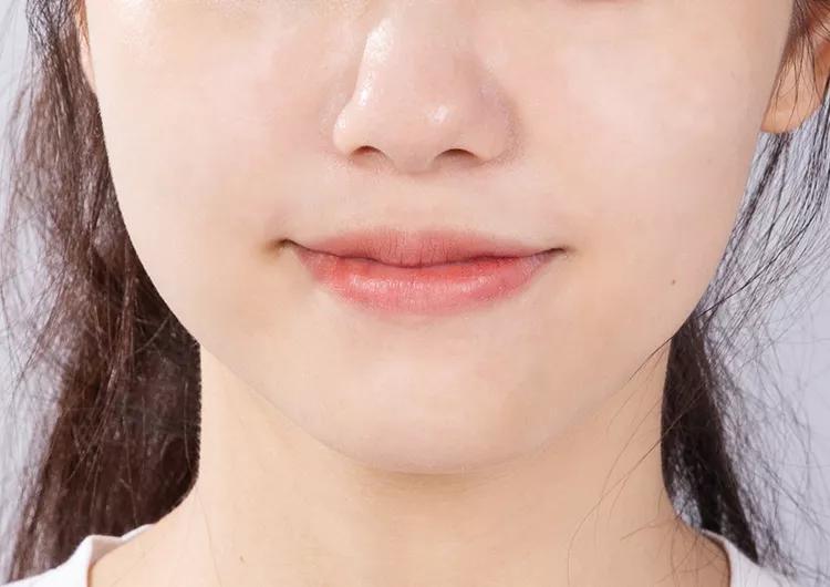 不建议女人总用粉底液原因,合适40岁女人用的粉底液
