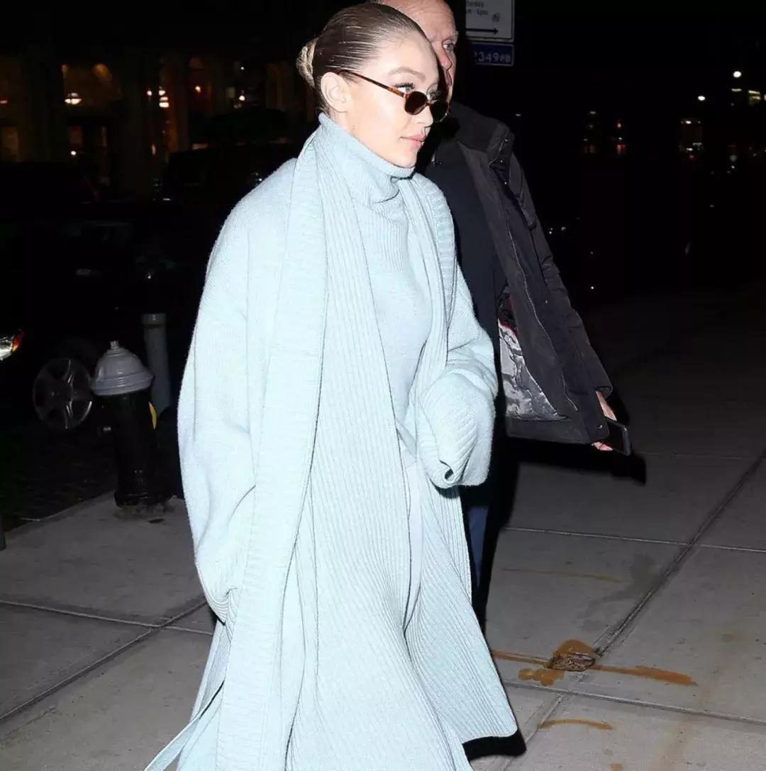 想要冬天穿出高级感,冬天围巾这样系简单又时尚好喜欢