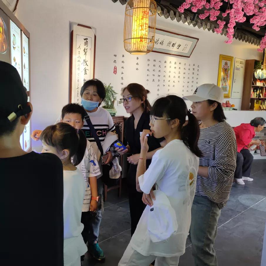 甬妈妈入驻南湖爱心捐赠仪式暨《甬帮融合热菜》新书发布告捷举办