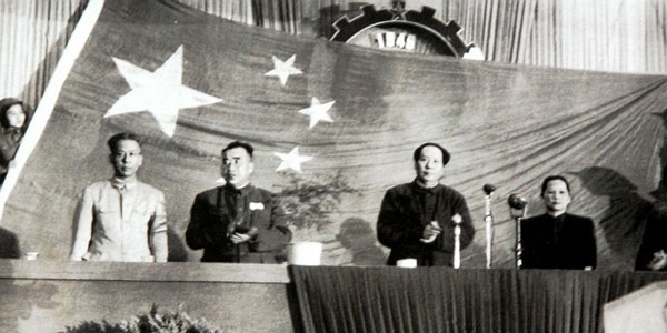 1949年，他设计的五星红旗当选为*旗国**，毛主席盛赞：就是要大团结