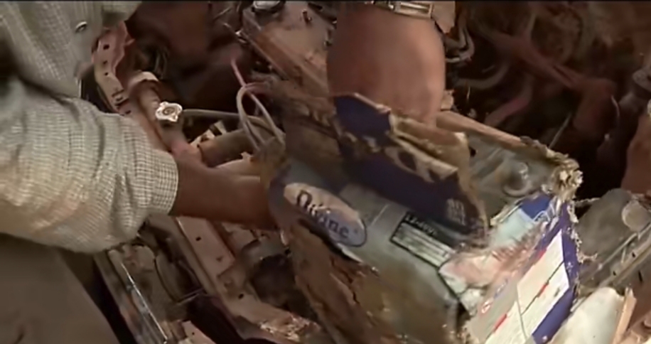 喀麦隆玩命出租车，一辆车坐17人，中国自行车也在非洲遍地开花