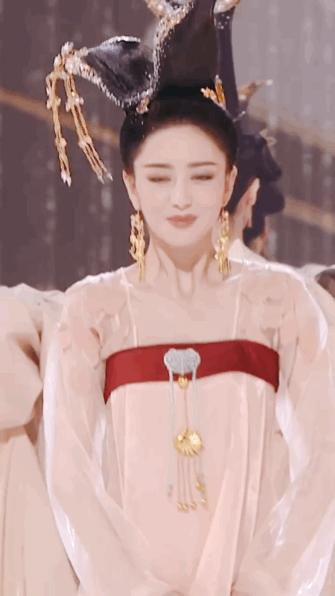 满大街都是浓浓的过节气息,满大街都是国风的衣服
