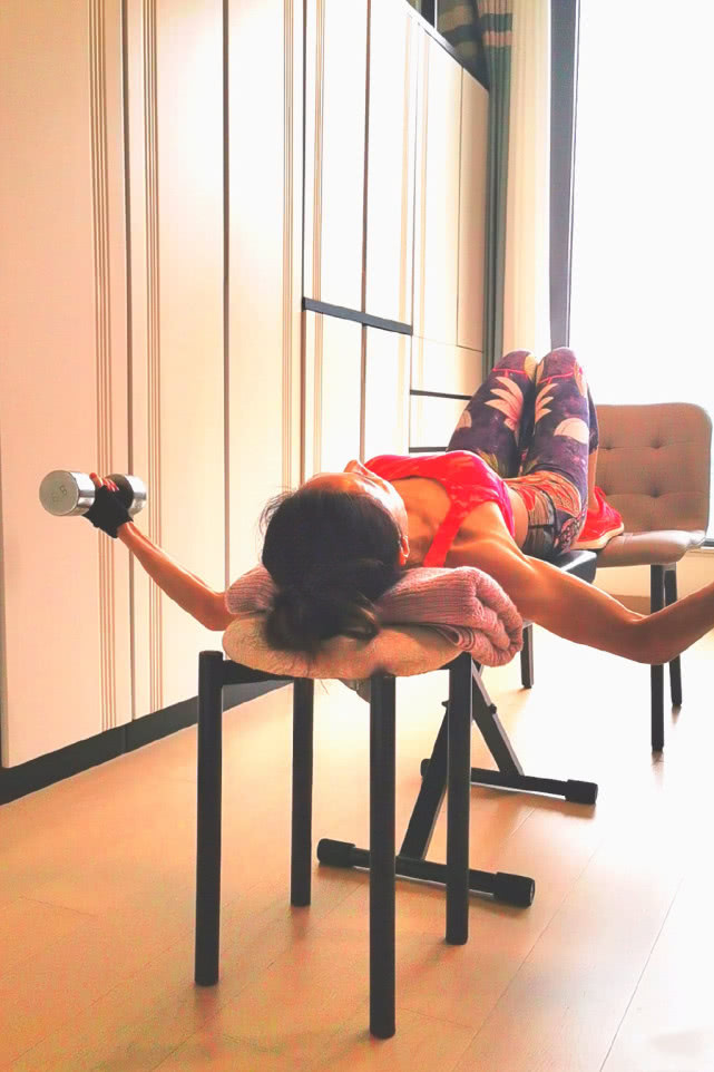 李若彤晒健身照身体线条完美,李若彤健身房晒马甲线