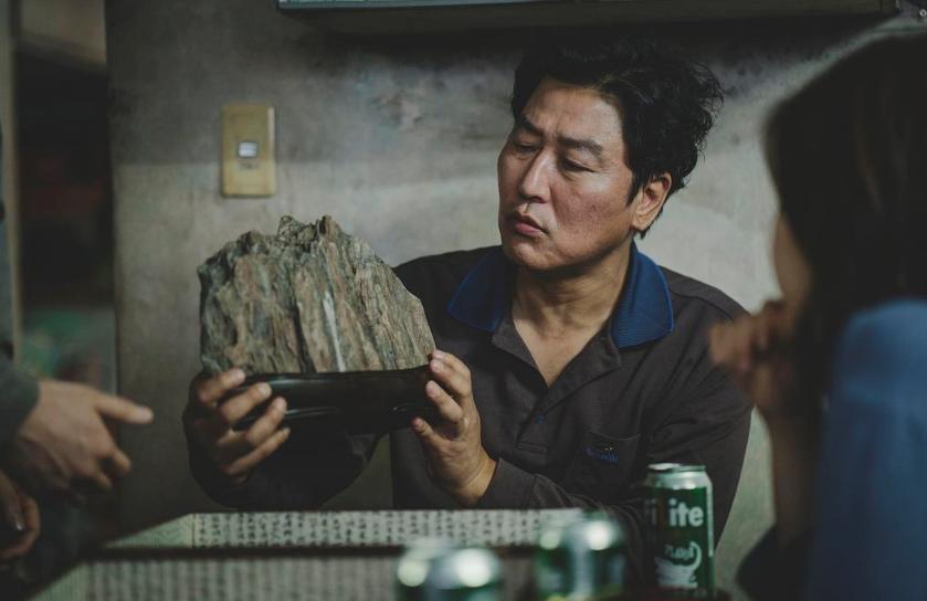 寄生虫故事梗概,寄生虫讲的是什么社会现象