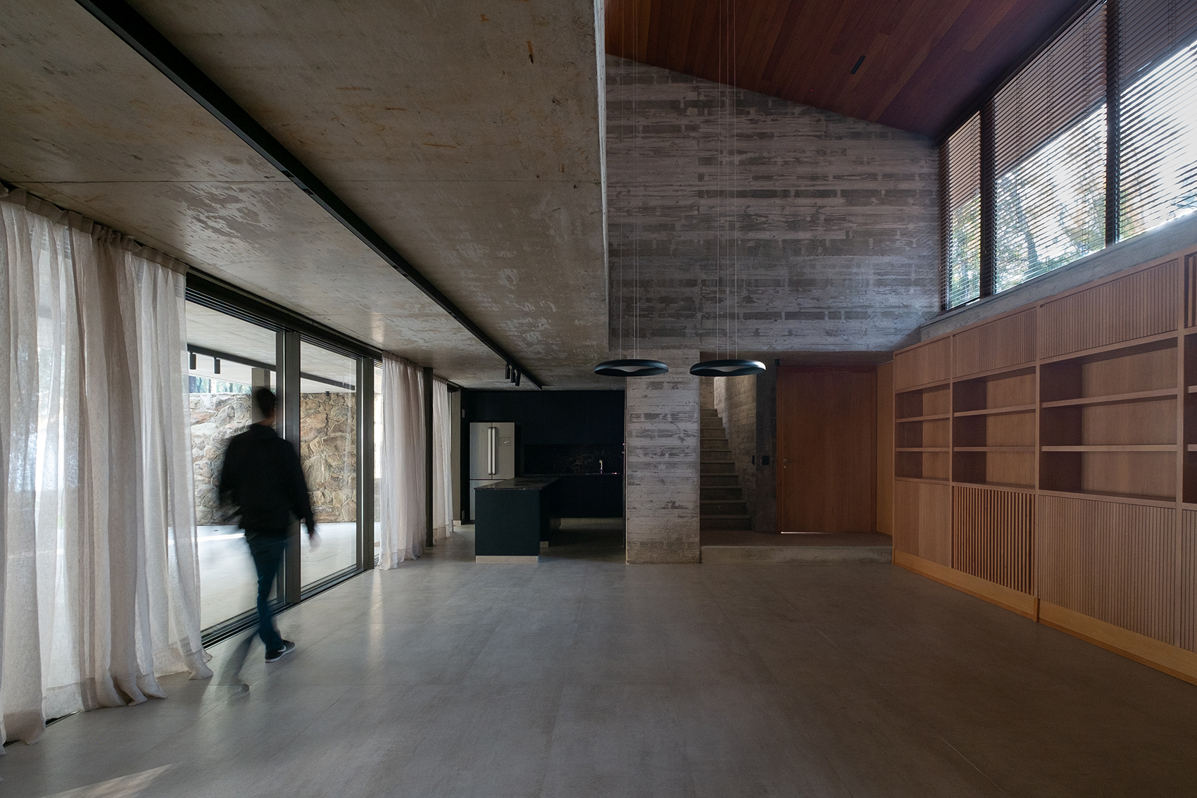 顺应场地高差，面向湖景：这个住宅看起来旧旧的，内部却光影斑驳