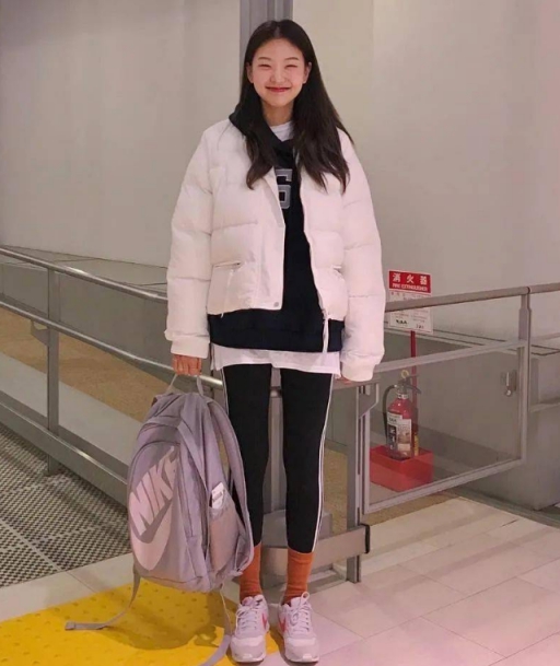 鲨鱼裤女款喇叭裤2022款网红款,能够穿鲨鱼裤的羽绒服