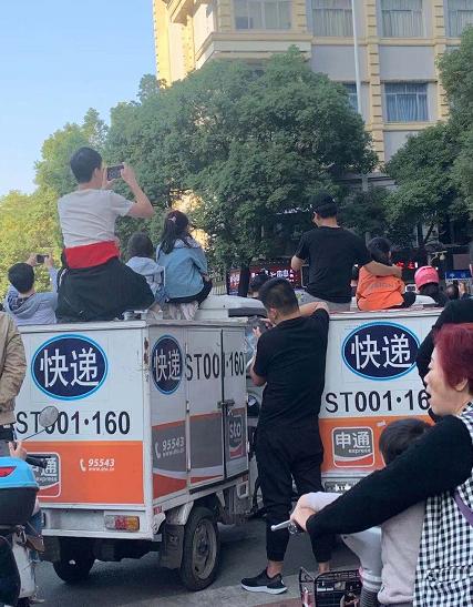 骑马式、登高式…为观看国际军乐节，南昌市民解锁观看姿势