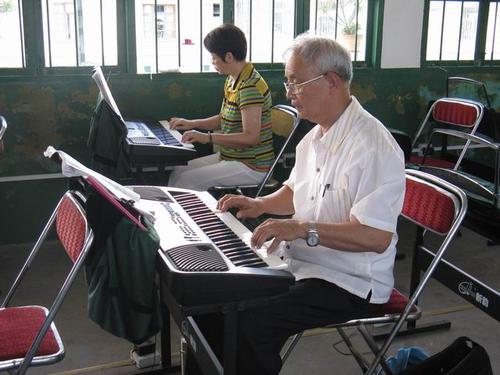 中老年合适哪种电子琴,为什么弹电子琴不容易得老年痴呆