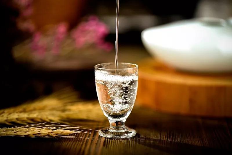 白酒酿造过程视频大咖辨酒,白酒酿造工艺全过程