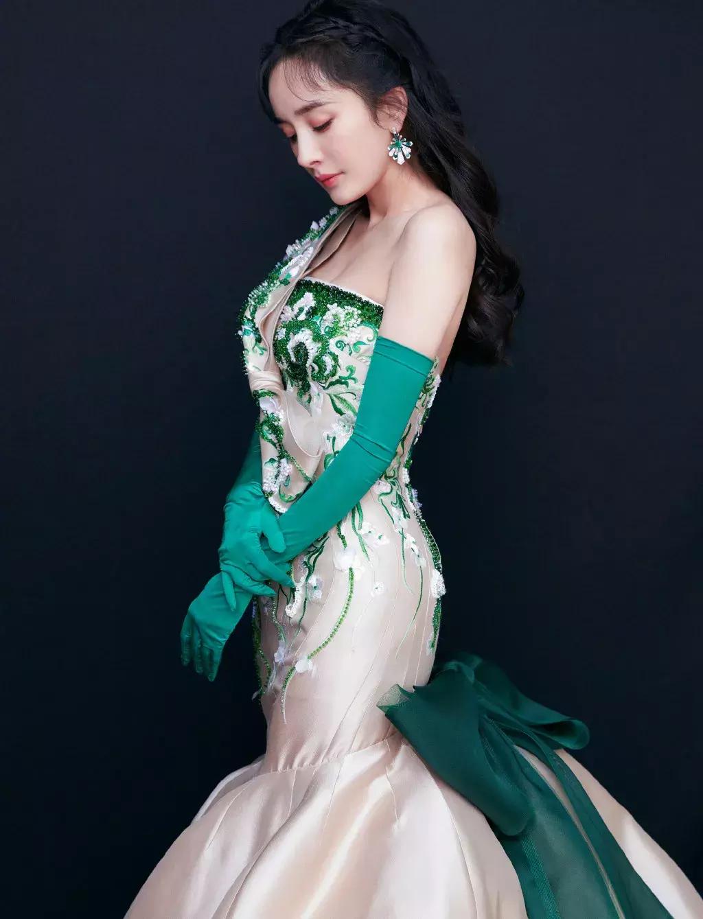 胸比较大的女生怎么穿显身材,胸比较大的女生怎么穿衣服好看